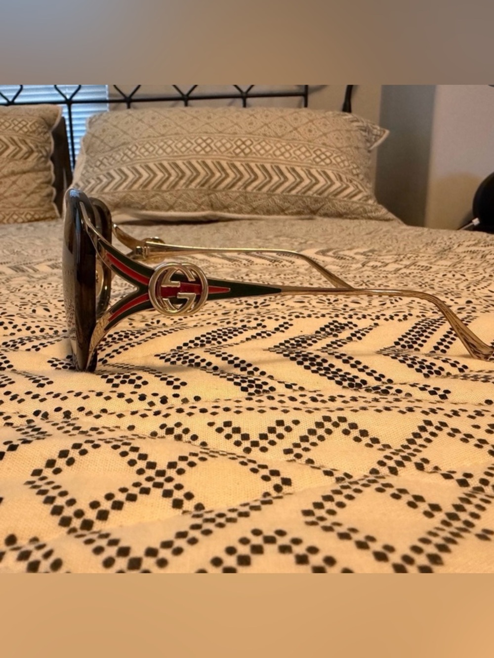 Gucci Gold-Tone Sunglasses Temple with Green, Red Stripes & Logo - Picture 2 of 8